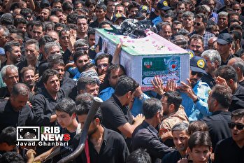 تشییع شهید علیرضا زارعی ثانی در بردسکن؛ وداع با پدری که نوزاد دوماهه‌اش را به یادگار گذاشت